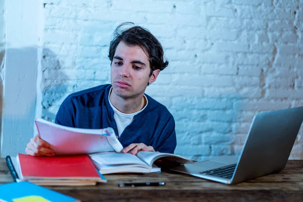 Estudiante Joven Sobrecargado Trabajo Estresado Preparando Exámenes Tarde Noche Portátil — Foto de Stock