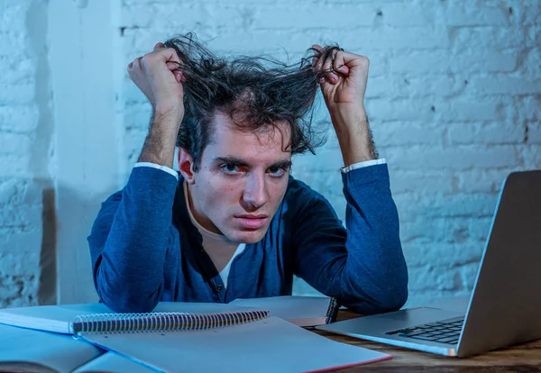 Overwerkte Beklemtoonde Jonge Student Voorbereiden Van Examens Laat Nacht Laptop — Stockfoto