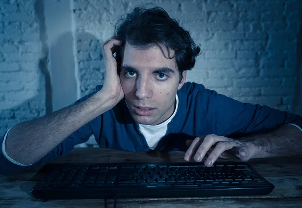 Overwerkte Moe Mannelijke Werken Laat Nacht Computer Proberen Niet Slaap — Stockfoto