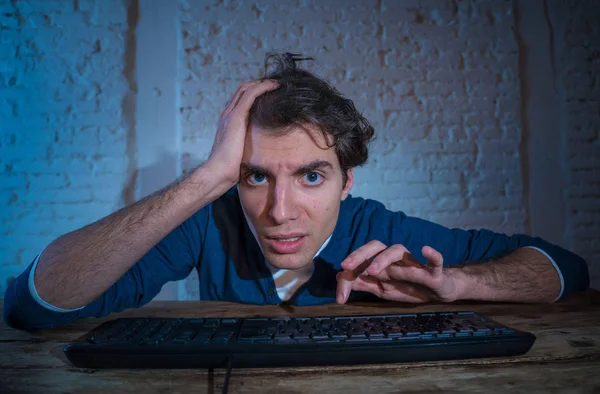 Verslaafde Jonge Man Alleen Nachts Computer Laptop Werken Online Gokken — Stockfoto
