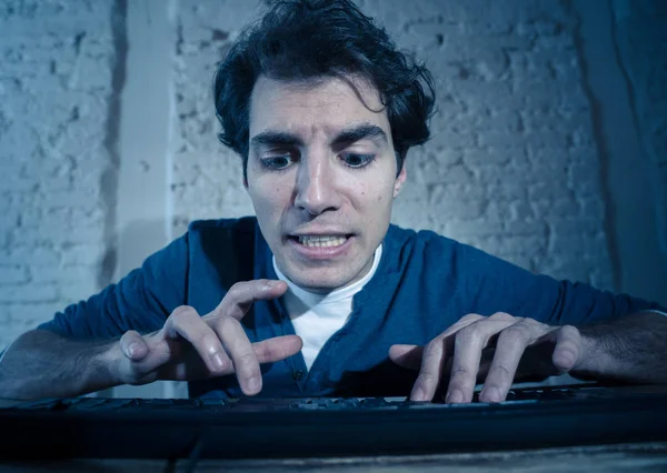Viciado Jovem Sozinho Noite Computador Laptop Sentindo Estressado Sobrecarregado Tentando — Fotografia de Stock