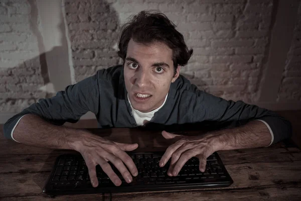 Süchtige Junge Mann Allein Der Nacht Computer Laptop Arbeiten Online — Stockfoto