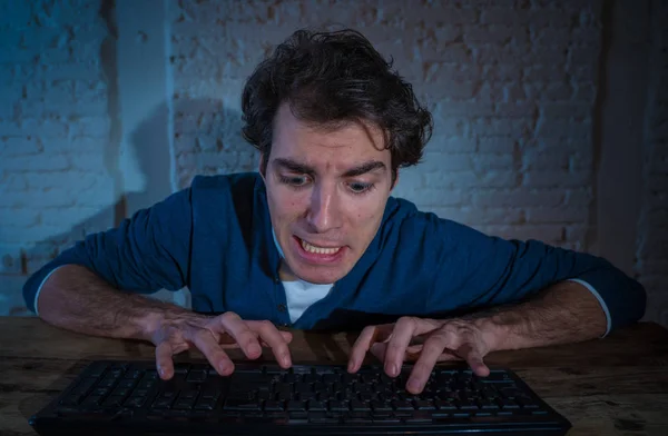 Missbrukare Ung Man Ensam Natten Dator Laptop Känsla Stressad Och — Stockfoto