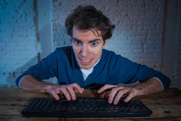 Missbrukare Ung Man Ensam Natten Dator Laptop Känsla Stressad Och — Stockfoto