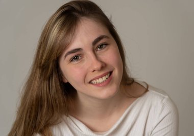 Sarı saçlı ve güzel gülümseme ile genç güzel beyaz genç kadın portre yakın. Nötr arka planda izole. Emin poz ve modelleme Feeling. Yaşam tarzı ve güzellik konsepti.