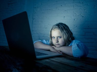 Korkmuş üzgün kız laptop taciz siber zorbalık işkence online zorbalık. Okul kız sınıf arkadaşları tarafından İnternet üzerinde aşağılanmış umutsuz ve korkutmak duygu. Zorbalık çocuk kurbanı.