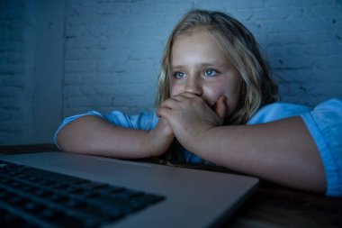 Korkmuş üzgün kız laptop taciz siber zorbalık işkence online zorbalık. Okul kız sınıf arkadaşları tarafından İnternet üzerinde aşağılanmış umutsuz ve korkutmak duygu. Zorbalık çocuk kurbanı.