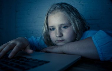 Korkmuş üzgün kız laptop taciz siber zorbalık işkence online zorbalık. Okul kız sınıf arkadaşları tarafından İnternet üzerinde aşağılanmış umutsuz ve korkutmak duygu. Zorbalık çocuk kurbanı.
