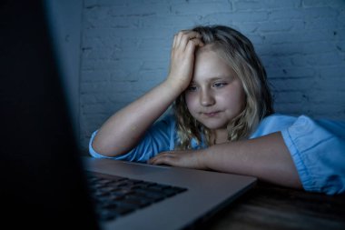 Korkmuş üzücü kız laptop acı siber zorbalık taciz umutsuz ve korkuttu hissi ile hat üzerinde kabadayılık. Stalker sosyal medya ağı ve İnternet tehlikeleri zorbalık çocuk kurbanı.