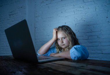 Korkmuş üzücü kız laptop acı siber zorbalık taciz umutsuz ve korkuttu hissi ile hat üzerinde kabadayılık. Stalker sosyal medya ağı ve İnternet tehlikeleri zorbalık çocuk kurbanı.