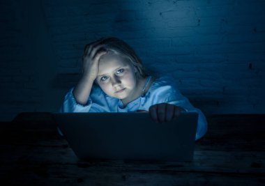 Korkmuş üzücü kız laptop acı siber zorbalık taciz umutsuz ve korkuttu hissi ile hat üzerinde kabadayılık. Stalker sosyal medya ağı ve İnternet tehlikeleri zorbalık çocuk kurbanı.