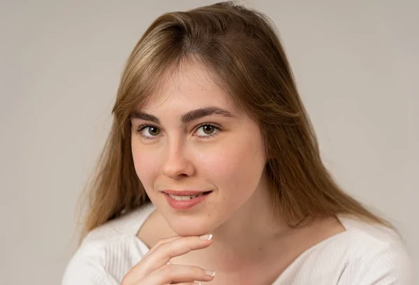 Nahaufnahme Porträt Einer Jungen Hübschen Kaukasischen Teenagerin Mit Blonden Haaren — Stockfoto