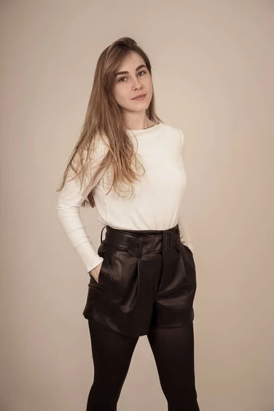 Retrato Estúdio Meia Duração Jovem Mulher Adolescente Bonita Com Cabelo — Fotografia de Stock