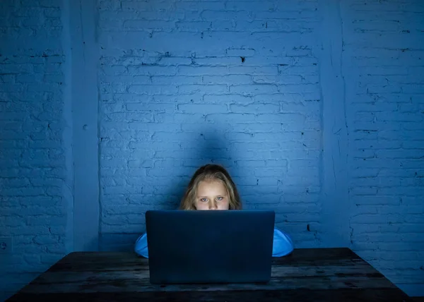 Skrämde Ledsen Flicka Mobbad Online Laptop Lidande Cybermobbning Trakasserier Skolflicka — Stockfoto