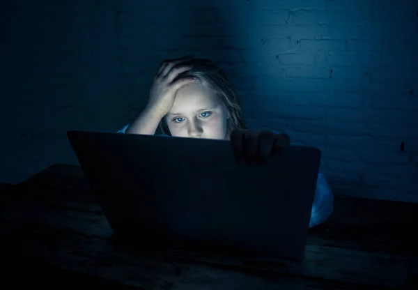 Τρομαγμένο Λυπημένο Κορίτσι Εκφοβίζεται Γραμμή Φορητό Υπολογιστή Που Υποφέρουν Κυβερνοεκφοβισμό — Φωτογραφία Αρχείου