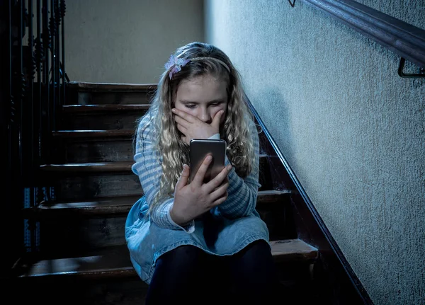 Triste Ragazza Depressa Vittima Cyberbullismo Smartphone Seduto Sulle Scale Sente — Foto Stock