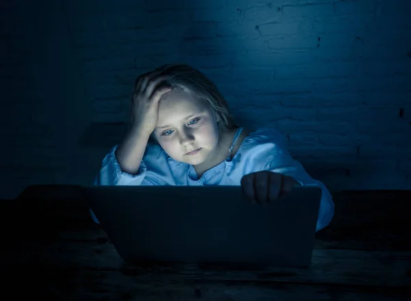 무서운 소녀는 사이버 괴롭힘 괴롭힘을 노트북에 온라인으로 여학생은 절망적이고 협박을 — 스톡 사진