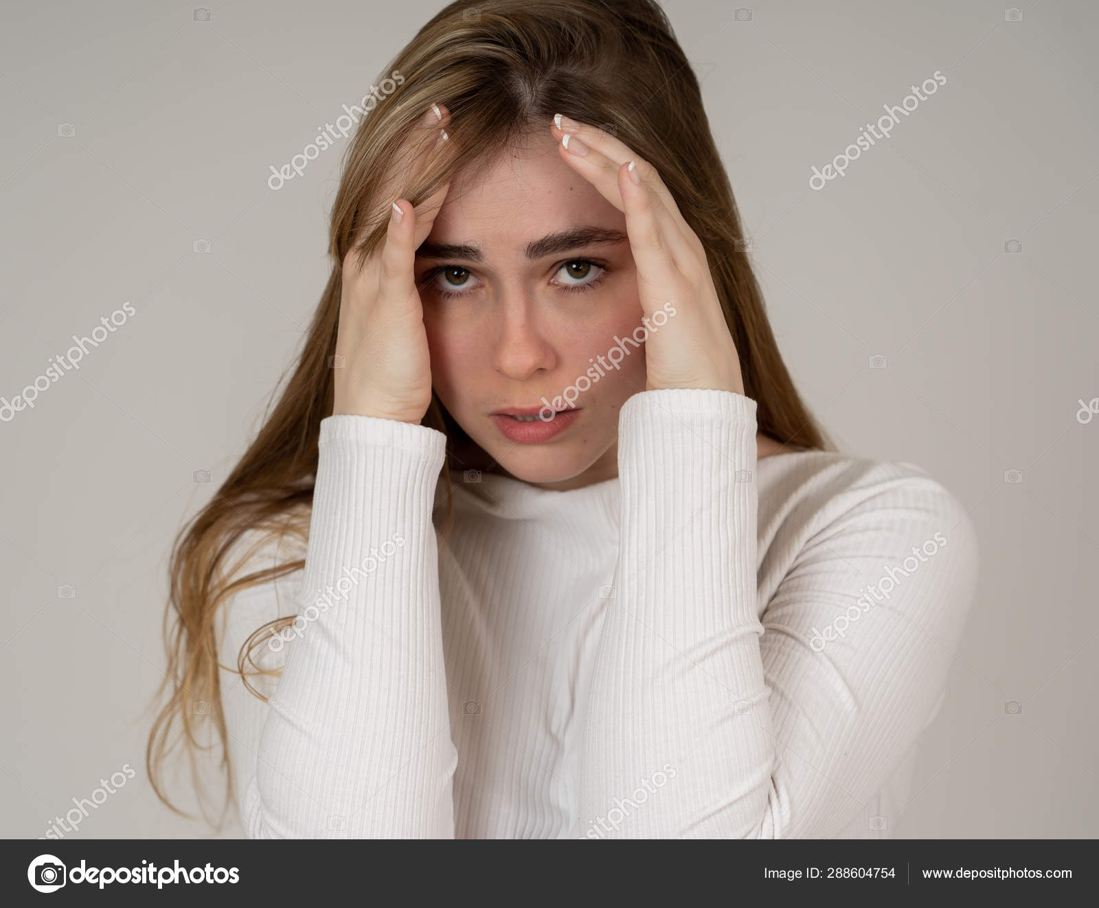 Foto de Retrato Do Perfil De Uma Jovem Mulher Sozinha Menina Triste Na  Natureza Pensar Algo e mais fotos de stock de Adolescência - iStock