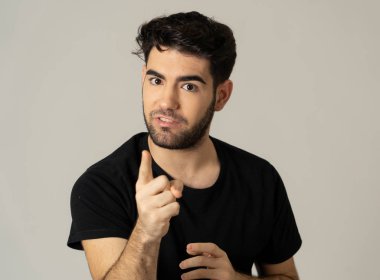 Kızgın ve üzgündüm genç adam öfkeli, agresif ve çılgın insanlar ve insan duyguları, yüz ifadeleri, eğitim, şiddet ve zorbalık kavramı içinde bakan portresi. Beyaz arka plan üzerinde izole.