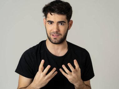 Kızgın ve üzgündüm genç adam öfkeli, agresif ve çılgın insanlar ve insan duyguları, yüz ifadeleri, eğitim, şiddet ve zorbalık kavramı içinde bakan portresi. Beyaz arka plan üzerinde izole.