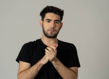 Kızgın ve üzgündüm genç adam öfkeli, agresif ve çılgın insanlar ve insan duyguları, yüz ifadeleri, eğitim, şiddet ve zorbalık kavramı içinde bakan portresi. Beyaz arka plan üzerinde izole.