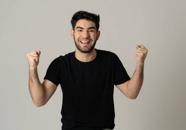 Genç adam onun hedefe ulaşmak, piyango yeme veya yüz ifade insan duyguları ve gri izole ve mutlu yüz ifadesi büyük bir başarı olan kutluyor portresi.