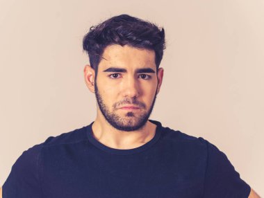 Ciddi ve endişeli görünümlü depresyon muzdarip genç üzgün adam. Genç endişeli ve düşünceli duygu yalnız ve umutsuz nötr arka planda Izole. İnsanlar ve ruh sağlığı.