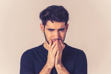 Ciddi ve endişeli görünümlü depresyon muzdarip genç üzgün adam. Genç endişeli ve düşünceli duygu yalnız ve umutsuz nötr arka planda Izole. İnsanlar ve ruh sağlığı.