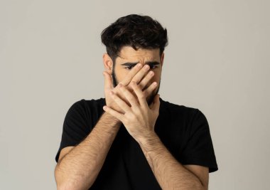 Genç adam korkuyor ve korku anksiyete jestleri yapma şok hissediyor. Korkmuş ve çaresiz görünümlü kendini örtbas etmeye çalışıyor. Kopya alanı ile portre. İnsanlar ve ınsan ifadeleri ve duygular.
