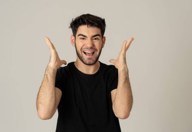 Yakışıklı bir Latin Genç adam portre sürpriz ve büyük haber işitme şok. Çekici erkek geniş gözleri ve sürpriz açık ağız ile hayran bakıyor. İnsan yüz ifadeleri ve duygular.