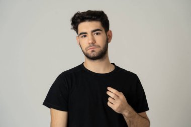 Genç düşünceli Latin adam endişeli görünümlü ve bir sorun için bir çözüm düşünme üzgün yakın. İnsan yüz ifadeleri ve duygular insanlar. Stüdyo çekim nötr arka planda izole.