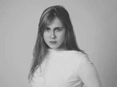 Öfkeli ve deli görünümlü sinirli genç kız kızgın. Öfkeli jestler yaparak sinirli hissediyorum. Yakın yukarı stüdyo çekim nötr arka planda Izole. İnsanlar, yüz ifadeleri ve duygular.