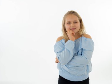 Düşünme ve kafasını elinde dinlenme ile rüya şirin güzel bir çocuk portresi kapatın. İzole beyaz arka plan. İnsan duyguları, yüz ifadeleri, beden dili ve yaşam algı