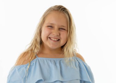 Portre kapatın. Sevimli mutlu, emin, başarılı, gururlu küçük kız kamera gülümsüyor. Pozitif insan duyguları ve yüz ifadeleri, eğitim ve mutlu çocukluk konsepti.