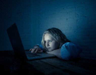 Sevimli liseli çocuk oynarken ve gece geç saatlerde online sörf. İnternet oyunları ve sosyal medya cant bağımlı çocuk laptop bağımlısı uyku. Çocukluk ve İnternet bağımlılığı dijital teknoloji.