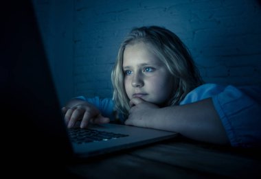 Sevimli liseli çocuk oynarken ve gece geç saatlerde online sörf. İnternet oyunları ve sosyal medya cant bağımlı çocuk laptop bağımlısı uyku. Çocukluk ve İnternet bağımlılığı dijital teknoloji.