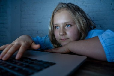 Sevimli liseli çocuk oynarken ve gece geç saatlerde online sörf. İnternet oyunları ve sosyal medya cant bağımlı çocuk laptop bağımlısı uyku. Çocukluk ve İnternet bağımlılığı dijital teknoloji.
