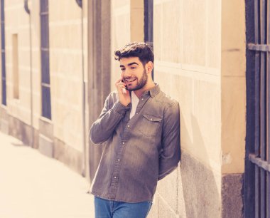 Cep telefonu üzerinde yirmili genç mutlu adam konuşurken ve Avrupa 'da tatillerde sosyal medya uygulamasında arkadaşlarınızla sohbet. İletişim, seyahat, teknoloji İnternet ve yaşam tarzı kavramı.