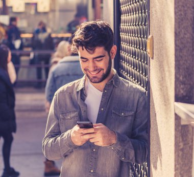 Onun yirmili moda kolej adam mutlu Check blog veya Avrupa açık havada şehir akıllı cep telefonu uygulamasında arkadaşlarınızla internette sohbet. İletişim teknolojisi ve seyahat Avrupa.