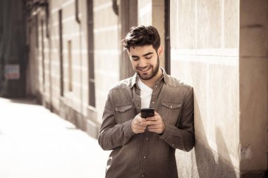 Onun yirmili moda kolej adam mutlu Check blog veya Avrupa açık havada şehir akıllı cep telefonu uygulamasında arkadaşlarınızla internette sohbet. İletişim teknolojisi ve seyahat Avrupa.