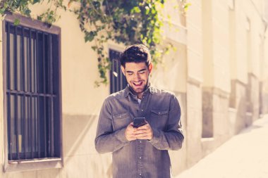 Onun yirmili moda kolej adam mutlu Check blog veya Avrupa açık havada şehir akıllı cep telefonu uygulamasında arkadaşlarınızla internette sohbet. İletişim teknolojisi ve seyahat Avrupa.