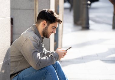 Onun yirmili moda kolej adam mutlu Check blog veya Avrupa açık havada şehir akıllı cep telefonu uygulamasında arkadaşlarınızla internette sohbet. İletişim teknolojisi ve seyahat Avrupa.