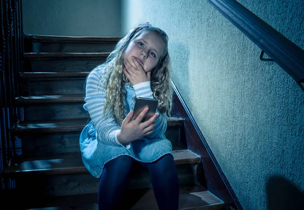 Сумна Пригнічена Молода Дівчина Жертва Кіберзалякування Мобільним Смартфоном Сидить Сходах — стокове фото