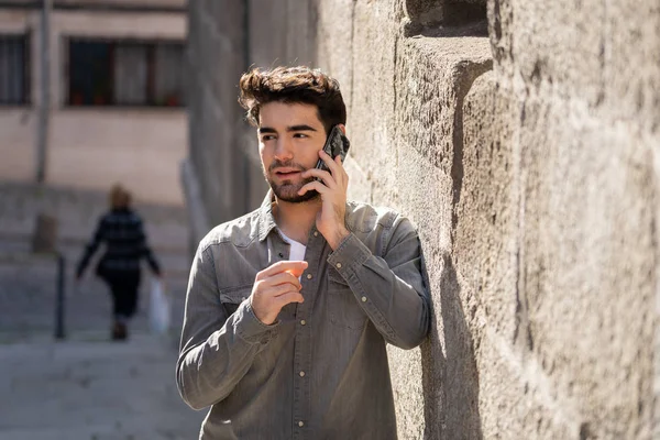 Mladý Šťastný Muž Dvacátém Věku Mobilním Telefonu Mluví Hovoří Přáteli — Stock fotografie