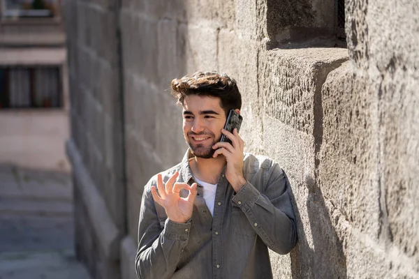 Giovane Uomo Felice Sulla Ventina Sul Cellulare Che Parla Chatta — Foto Stock