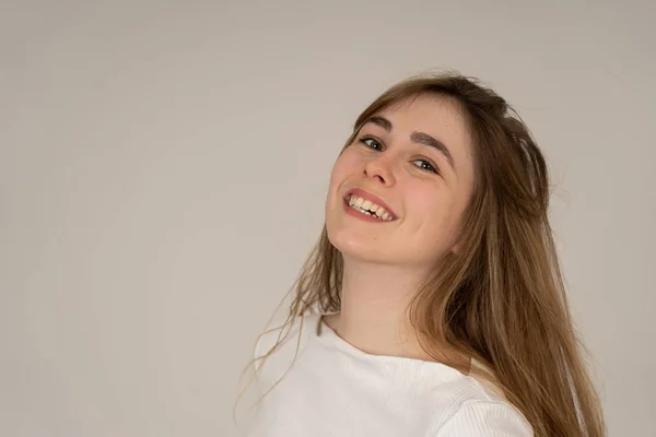 Retrato Jovem Adolescente Alegre Com Rosto Feliz Sorrindo Divertindo Posando — Fotografia de Stock