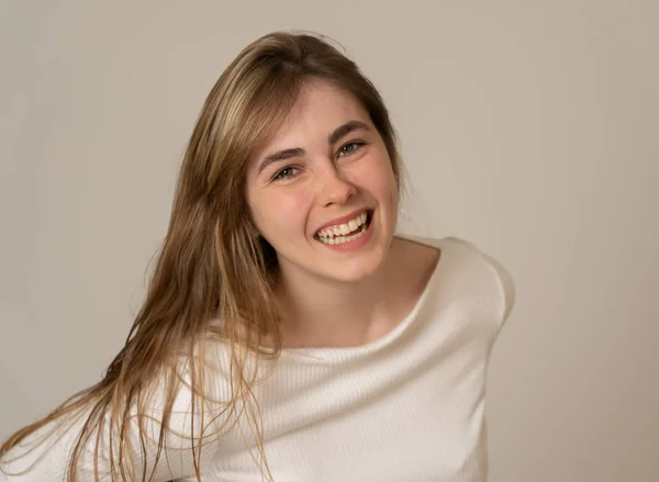 Портрет Веселої Молодої Дівчини Підлітка Щасливим Обличчям Яка Посміхається Весело — стокове фото