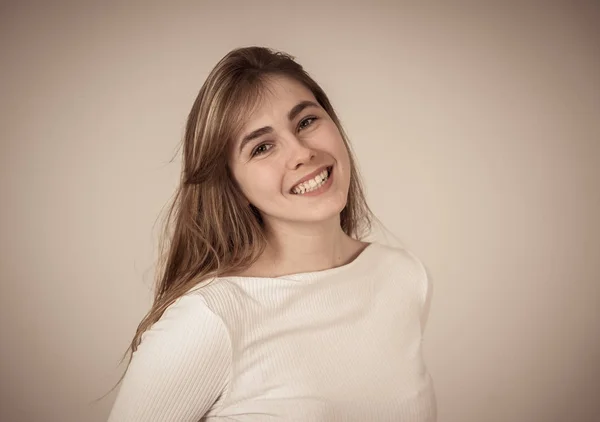 Porträt Einer Fröhlichen Jungen Teenagerin Mit Glücklichem Lächeln Die Spaß — Stockfoto