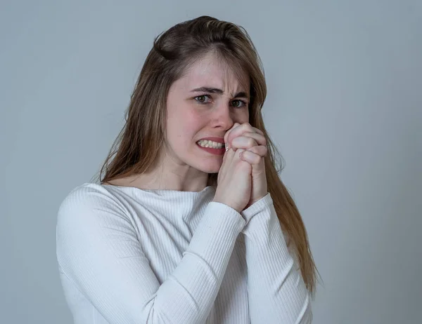 Gros Plan Portrait Jeune Adolescente Effrayée Choquée Cachant Son Visage — Photo