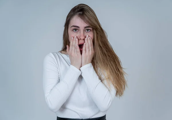 Nahaufnahme Porträt Einer Jungen Teenagerin Die Angst Verspürt Und Schockiert — Stockfoto